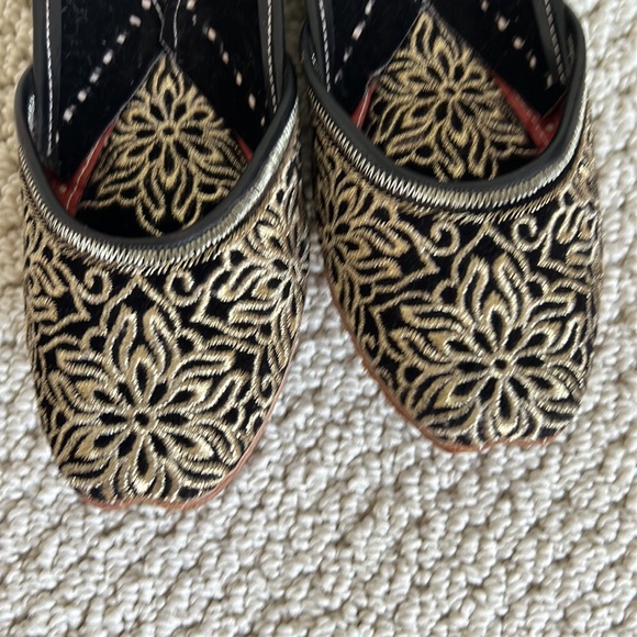 Punjabi Juttis Shoes - Picture 3 of 3
